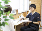 真剣な表情で問診する院長